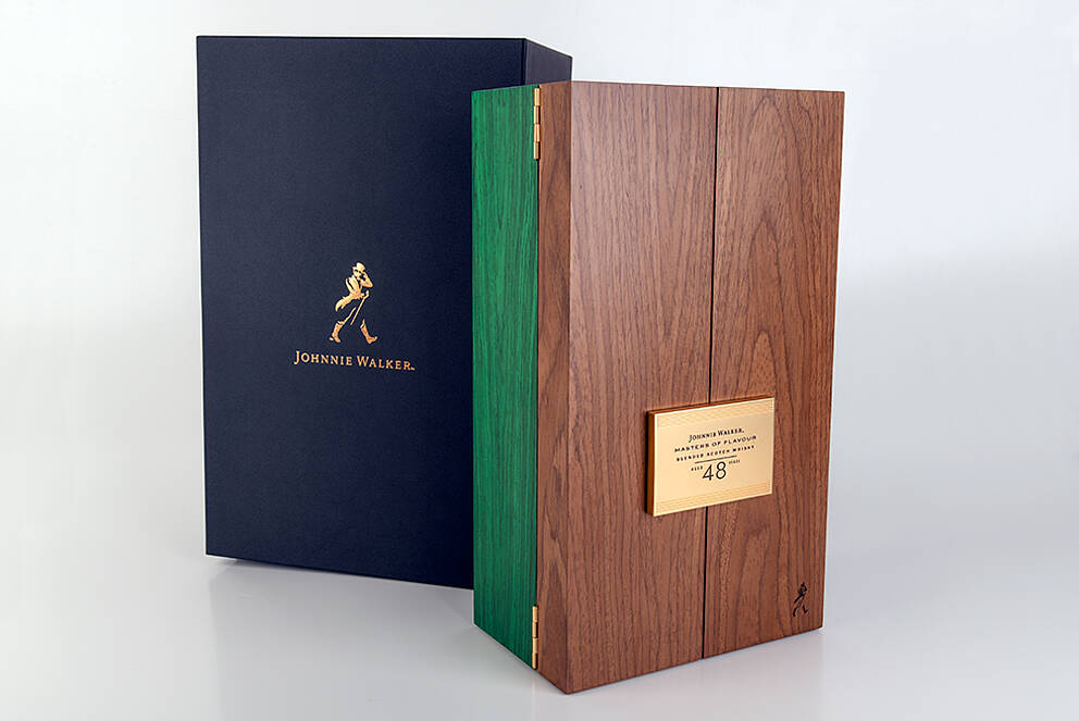 Johnny Walker Chooses LEONHARD KURZ: A Partnership for Luxury Design Special packaging for the Johnnie Walker 'Masters of Flavour' edition