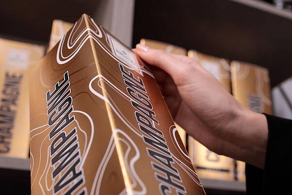 Catalogs, Flyers, Books & Table Cards: The Perfect Coating with KURZ Product design: Luxuriously finished folding box in gold high gloss