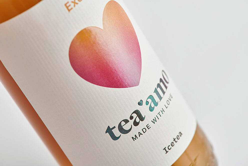 Tailored Label Solutions for Beverage Packaging by LEONHARD KURZ tea'amo bottle label with semi-transparent surface finishing